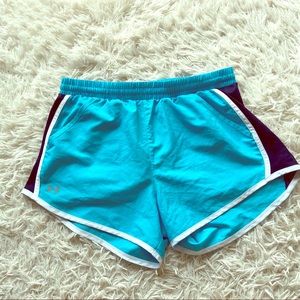 Women Under Armor training shorts Size: L